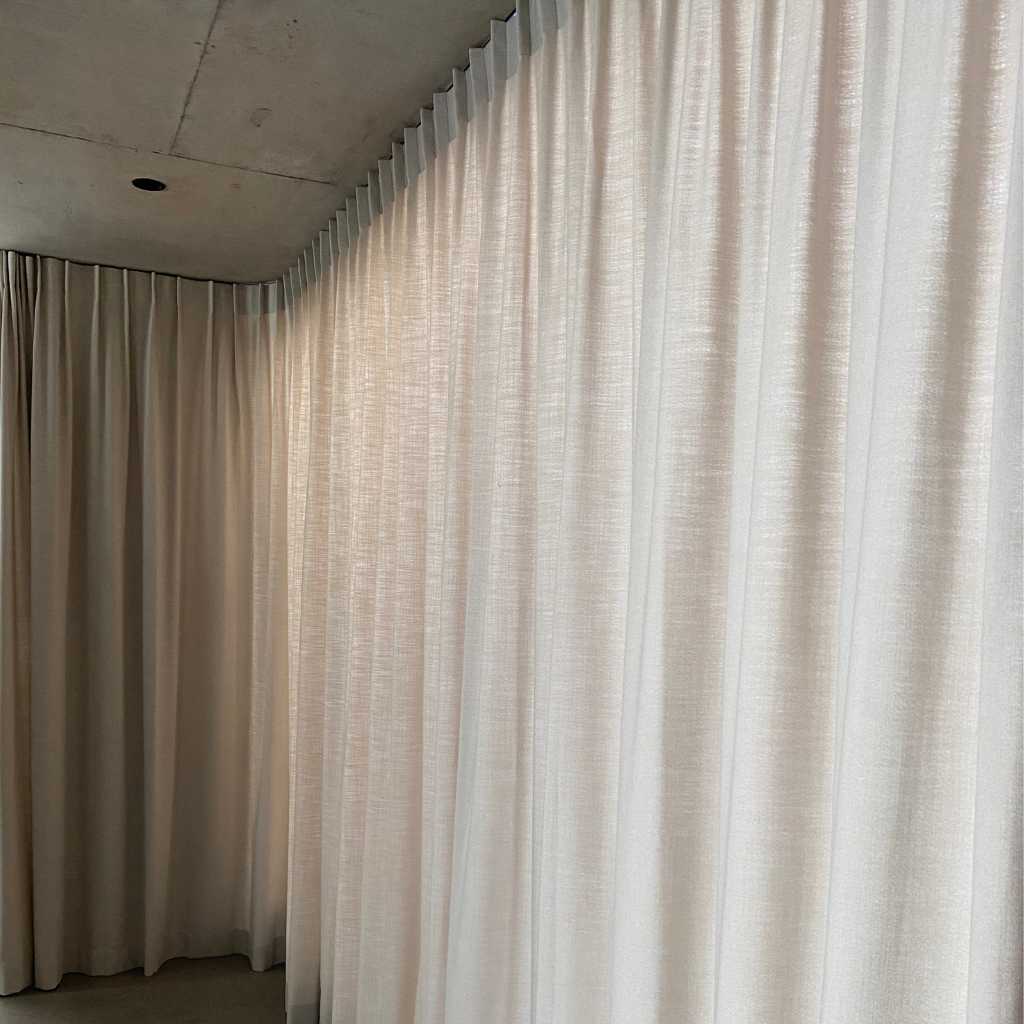 rideaux long couvrant l'entièreté d'un mur