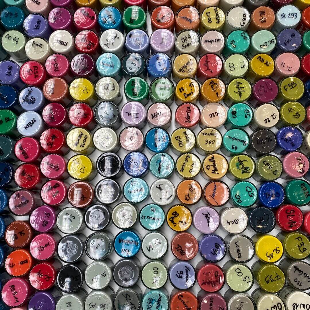 pots testeurs de plusieurs couleurs