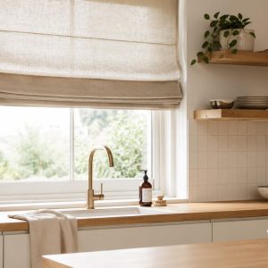 Store bateau en tissu naturel sur mesure dans une cuisine contemporaine